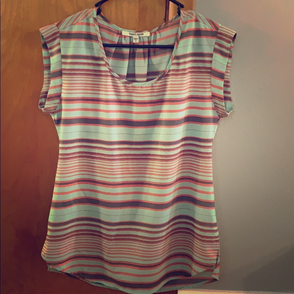 Short sleeved lightweight top